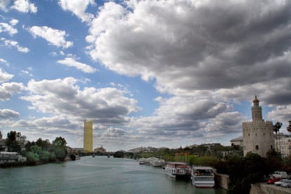 Reconstrucción virtual del impacto visual que tendrá el rascacielos visto desde el puente de San Telmo con la Torre del Oro a la derecha.