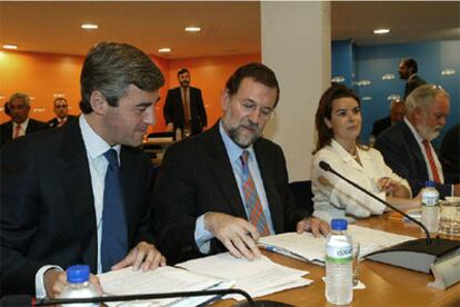 El presidente del PP, entre Ángel Acebes y Soraya Sáez, en la reunión de la Ejecutiva.