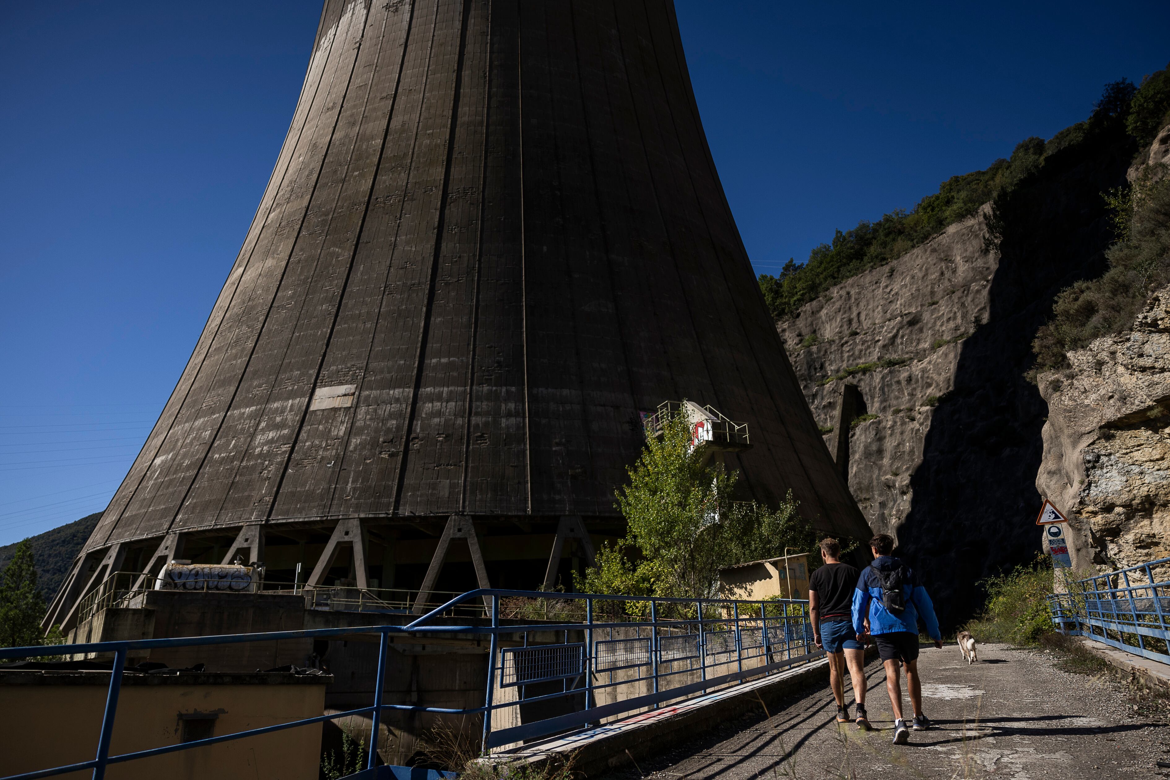 Dos jóvenes se dirigen a visitar la torre de refrigeración de central térmica de Cercs (Barcelona).