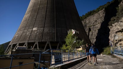 Dos jóvenes se dirigen a visitar la torre de refrigeración de central térmica de Cercs (Barcelona).