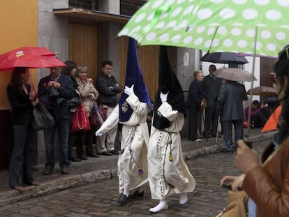 Dos nazarenos de la Hermandad sevillana de La Redención, en 2012 en Sevilla.