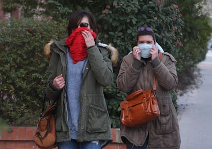 Dos mujeres se protegen del humo, ayer por la mañana en Igualada. <