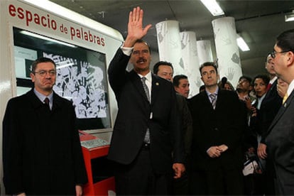 Fox, junto al alcalde de Madrid, Alberto Ruiz-Gallardón, en su visita a la estación de Atocha.