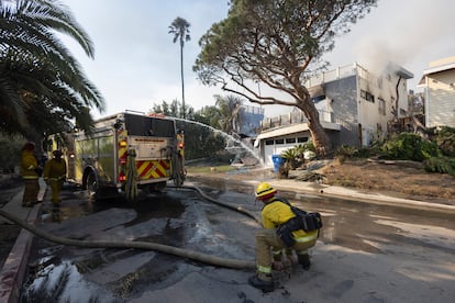 Una unidad de bomberos trata de extinguir el incendio de una casa en la calle Marquez, en Pacific Palisades, muy cerca de Sunset Boulevard, en Los Ángeles, California.