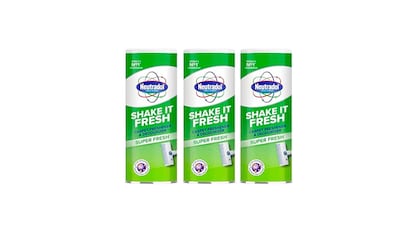 Desodorante para alfombras sobre fondo blanco.