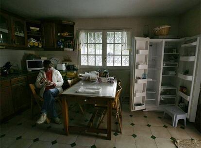 Carme Dopino, en la cocina de su casa, que está sin luz desde el sábado, con la nevera vacía.