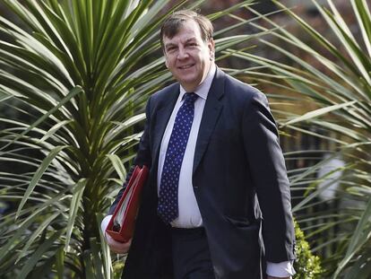 Whittingdale, abandona el número 10 de Downing Street en Londres, ayer.