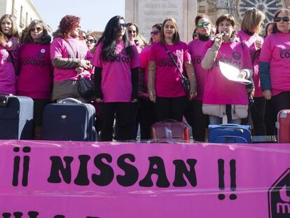 Protesta de familiares de trabajadores de la planta de Nissan en &Aacute;vila en febrero.