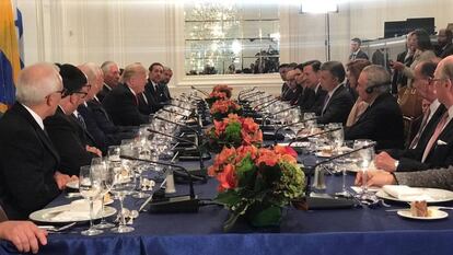 La cena de Trump en septiembre con líderes latinoamericanos. Temer aparece con auriculares en la derecha