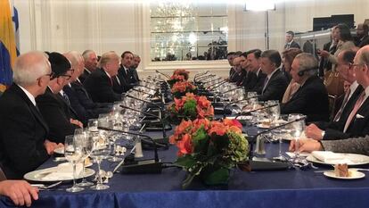 La cena de Trump en septiembre con l&iacute;deres latinoamericanos. Temer aparece con auriculares en la derecha