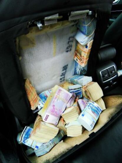 Fajos de billetes de euro descubiertos en la aduana francesa.