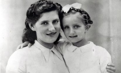 Paquita con su madre, Esther Guita, antes de cruzar los Pirineos.