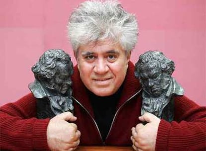 Pedro Almodóvar posa en su oficina de Madrid con dos de los <i>goyas</i> logrados por su película <i>Volver. </i>