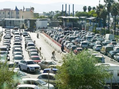 Colas de veh&iacute;culos para salir de Gibraltar, a finales de agosto. 