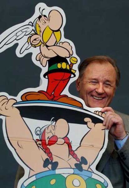 Albert Uderzo, ayer en Francfort, junto a sus dibujos de Asterix y Obelix.