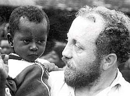 El padre Víctor Zabala, con uno de los niños de su orfanato.