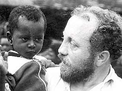 El padre Víctor Zabala, con uno de los niños de su orfanato.