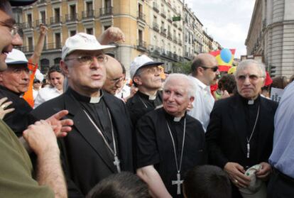 De izquierda a derecha, el obispo Eugenio Romero Pose, ya fallecido; el <b><i>ministro</b></i> de la Curia y ex primado de Toledo Antonio Cañizares, y el cardenal Antonio María Rouco en una  manifestación contra el matrimonio homosexual en Madrid.