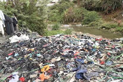 Prendas usadas inservibles procedentes del mercado de ropa de segunda mano de Gikomba están depositadas en las orillas del río Nairobi, el pasado 16 de septiembre.