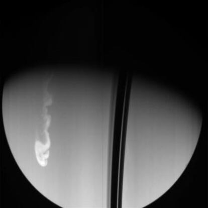 La nave espacial <i>Cassini</i> ha captado una gigantesca tormenta en Saturno que brilla más que los anillos característicos del planeta.