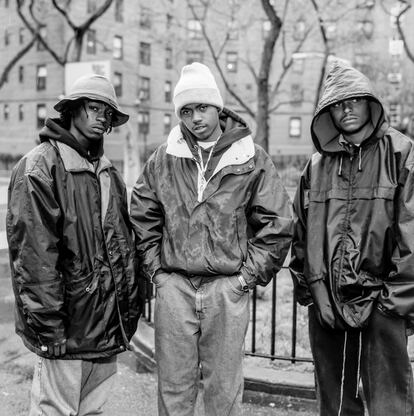 En el centro, el rapero Nas. "Esta foto fue tomada mientras se construían, justo detrás, las viviendas sociales de Queensbridge en Nueva York. Todavía vivía allí con su madre. Cuando le tomamos las fotos estaba lloviendo ligeramente. Se puede ver en la fotografía".