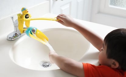 Con este adaptador de grifo, tu pequeño podrá lavarse las manos solito. No vendría mal complementarlo con un escalón.
