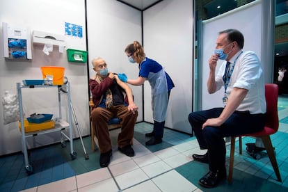 El director del Servicio Nacional de Salud, Simon Stevens, observa cómo un paciente recibe la vacuna de Pfizer, este martes en el Hospital Guy de Londres.