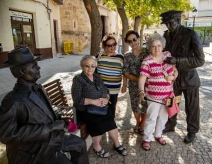 Vecinas de Tomelloso junto a las estatuas de Plinio y don Lotario.