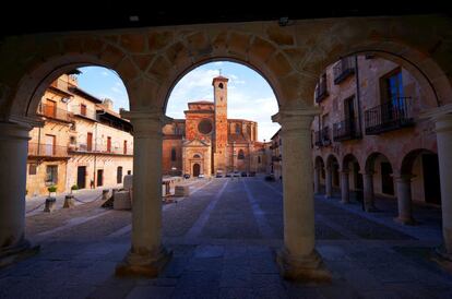 Un buen plan para visitar Sigüenza (Guadalajara) es pasear sin rumbo por sus calles, repletas de edificios civiles y religiosos de gran belleza, sin perder de vista sus tres grandes puntos cardinales: el castillo (actualmente Parador de Turismo), la Plaza Mayor de estilo renacentista y la catedral, que empezó siendo románica (se inició en el siglo XII) aunque su interior destaca por su aspecto gótico, y donde se guarda un cuadro de El Greco y la soberbia tumba gótica del Doncel de Sigüenza, de finales del siglo XV.