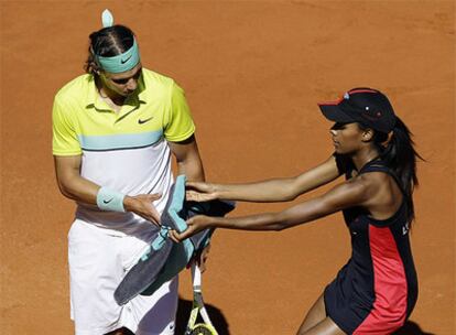 Nadal recibe una toalla durante su primer partido en el Masters Madrid frente a Melzer.