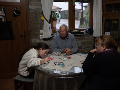 Elsa Arias; su abuelo, Felicísimo Martín, y su madre, Belén Martín, el día 1 en su casa de Villanueva de Valrojo (Zamora).