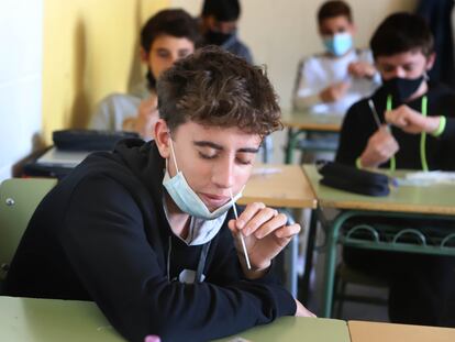 Alumnos del instituto de Matadepera se toman las muestras para la PCR.