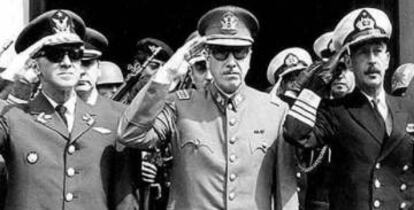 Agusto Pinochet, en el centro