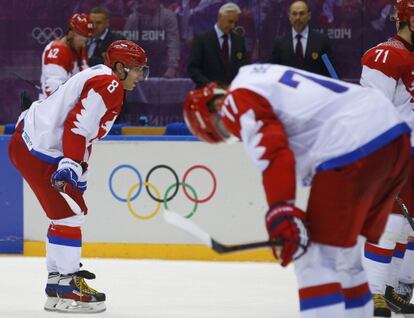 Los Ovechkin y Belov, cabizbajo tras la derrota.