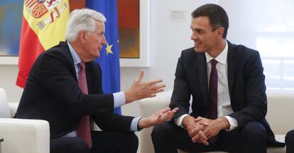 Michel Barnier (izquierda) habla con Pedro Sánchez este lunes en La Moncloa.