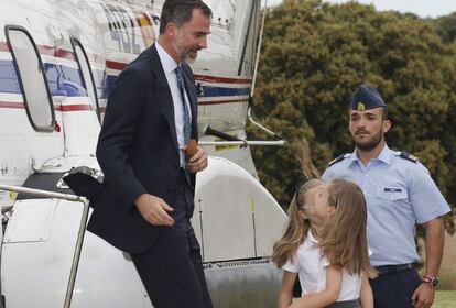 El Rey, recibido por sus hijas a su llegada de un viaje de trabajo.