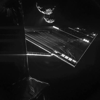 Fotografía del módulo Philae cuando se encontraba a 16 km de distancia de la superficie del cometa.