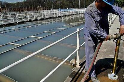 Un operario trabaja en la planta San Martín de Aguas Argentinas.