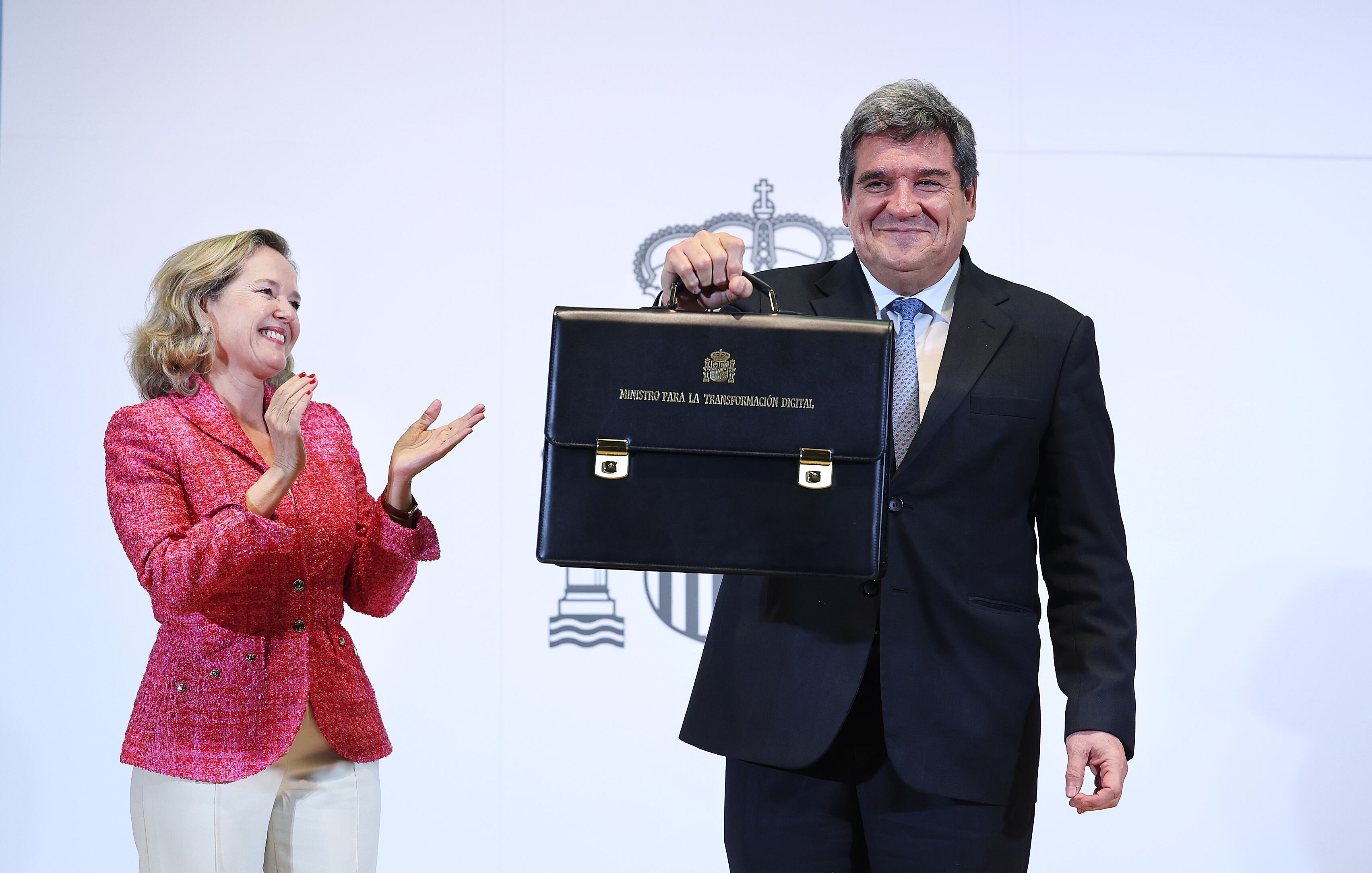 José Luis Escrivá muestra la cartera de Transformación Digital de manos de su antecesora, la vicepresidenta primera, Nadia Calviño, este martes en Madrid. 