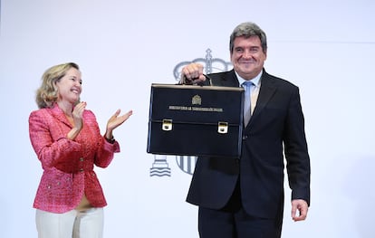 José Luis Escrivá muestra la cartera de Transformación Digital de manos de su antecesora, la vicepresidenta primera, Nadia Calviño, este martes en Madrid. 