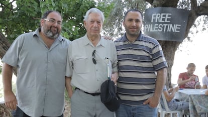Mario Vargas Llosa y Yehuda Shaul, acompañados por un activista palestino en la ciudad de Hebrón.