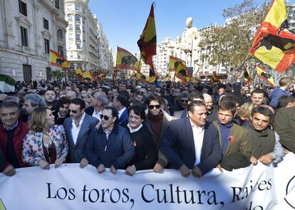 En la imagen, manifestación de taurinos reclamando a los políticos respeto a la fiesta del toro, en Valencia. Desde la izquierda, los diestros Cristina Sánchez, Enrique Ponce, César Rincón, El Soro, Sebastián Castella, el empresario de bous al carrer Rafael Gomar, El Juli y el ganadero Victorino Martín, en la marcha. Detrás de Ponce, a la izquierda, Morante de la Puebla, en marzo de 2016.