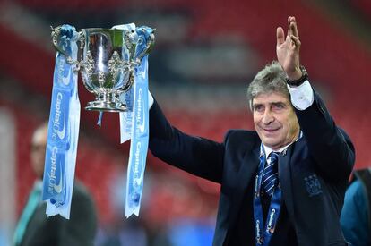 Pellegrini con la Capital One Cup en Wembley. 