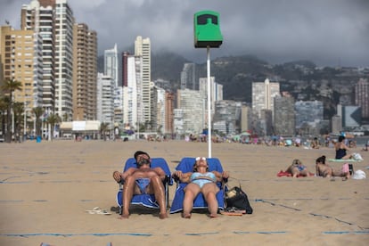 Una pareja toma el sol en la playa del Llevant, en Benidorm, el 4 de junio.