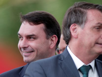 Flávio e Jair Bolsonaro em dezembro do ano passado.