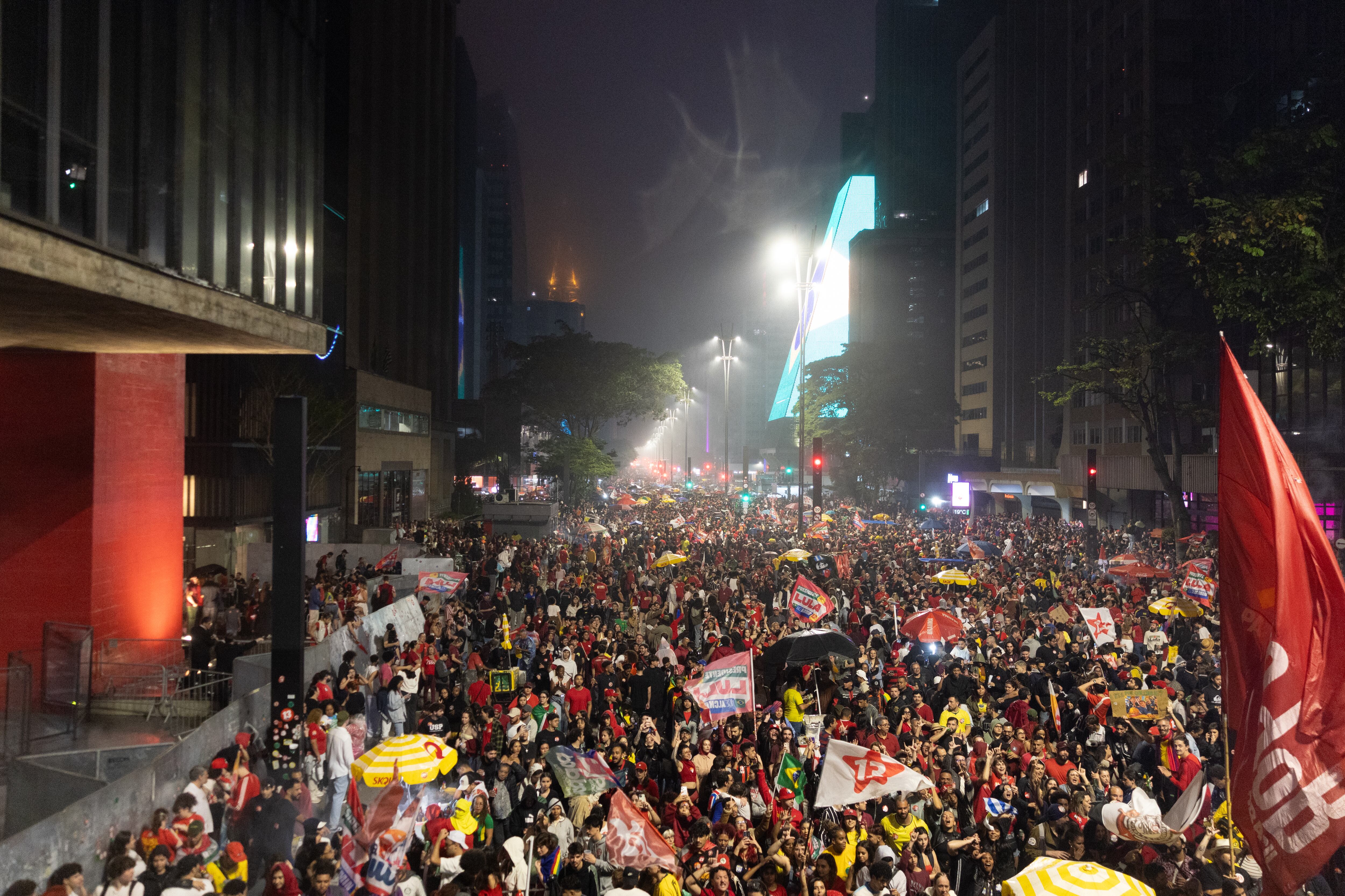 Las claves: la sorpresiva victoria de Lula le deja ante un reto difícil... y puede dar alas a otros