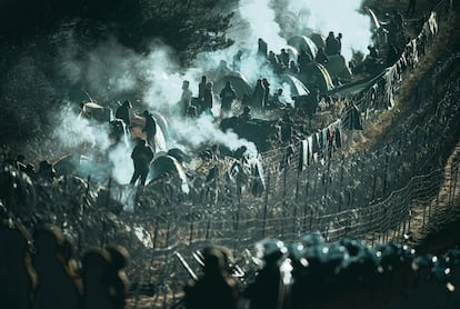 La frontera entre Polonia y Bielorrusia se convirtió este año en uno de los puntos calientes de la migración irregular. En la imagen cientos de migrantes acamparon en el lado bielorruso de la frontera con Polonia, el pasado 10 de noviembre.