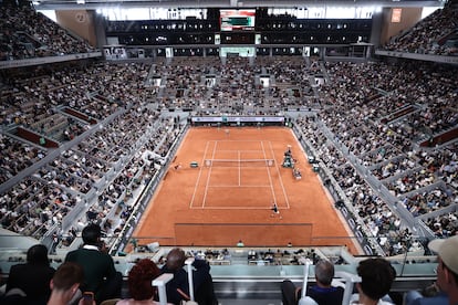 Vista general de la pista central Philippe Chatrier durante el partido de semifinales de individuales masculinos entre Lorenzo Musetti y Carlos Alcaraz.