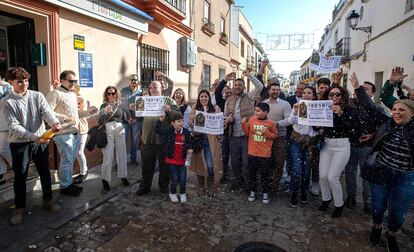 Vecinos de Guillena en Sevilla agraciados con el tercer premio de la lotería del Niño, número 18918.