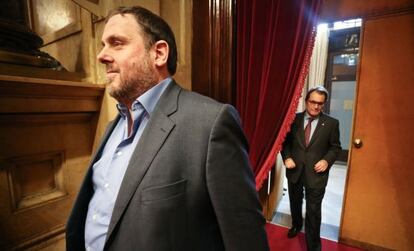Oriol Junqueras y Artur Mas entran al hemiciclo del Parlament.